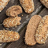 Im Anschnitt der Graham-Weckerl wird die saftige, elastische Krume sichtbar.