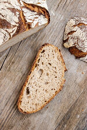 Das Weizenmischbrot hat eine elastische, lockere Krume, die von einer kräftigen Kruste umgeben ist.