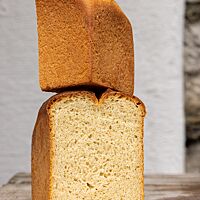 Der Stuten ohne Rosinen hat eine kleinporige, fluffige Krume und eine goldbraun ausgebackene Kruste.