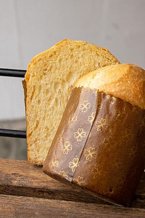 Zwei Sauerteig-Brioche-Hälften lehnen aneinander. Die feine Kruste ist goldgelb ausgebacken.