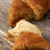 Ein auseinandergebrochenes Kaneelbrötchen zeigt die wattig-weiche Krume.