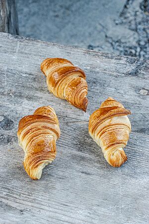 Die glänzende Kruste der Croissants ist feinblättrig und goldbraun ausgebacken.