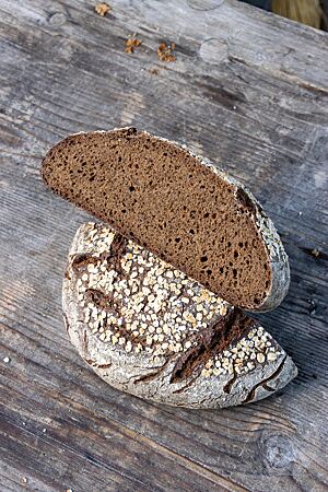 Die dunkelbraun gefärbte Krume des Sauerlachers ist kleinporig und locker.
