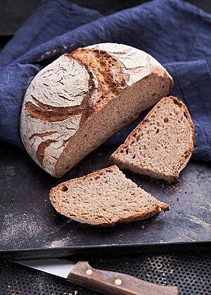 Das Liebliche ist ein rustikal aufgerissenes Weizenvollkornbrot mit bemehlter Kruste und lockerer, elastischer Krume.