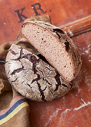 Der Kronprinz ist ein rundes Roggensauerteigbrot mit bemehlter Kruste, die von dunklen Rissen durchzogen ist. Die Krume ist elastisch und kleinporig.