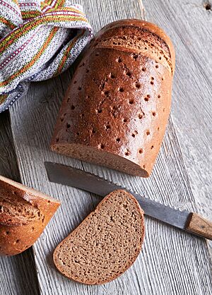 Das Feine ist ein Roggenmischbrot mit gestippter, glatter und glänzender Kruste. Die braune Krume ist elastisch und kleinporig.