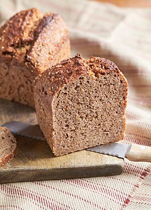 Im Anschnitt des in der Kastenform gebackenen Dinkelkorns sind die ganzen Dinkelkörner in der Krume gut sichtbar.
