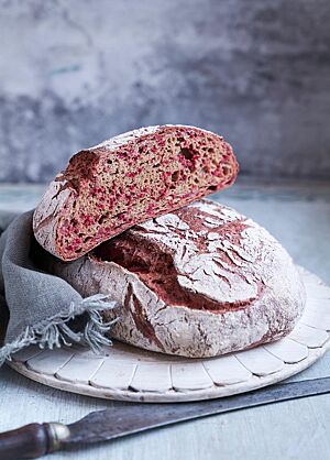 Der „Maulwurf“ ist ein Weizenvollkornbrot mit bemehlter, rustikal aufgerissener Kruste und saftiger Krume, die von vielen Rote-Bete-Stückchen durchzogen ist.