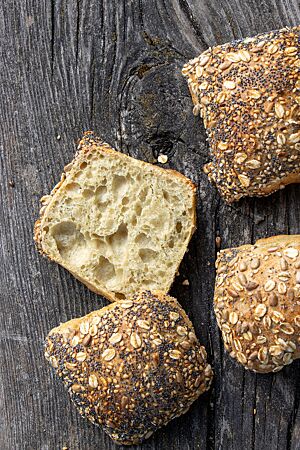 Die Krume der Sonnenblumenkernbrötchen hat eine ungleichmäßige mittlere bis grobe Porung.