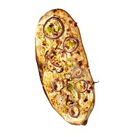 Der hauchdünne Flammkuchen ist mit Schmand, Zwiebelringen und Speckwürfeln belegt.