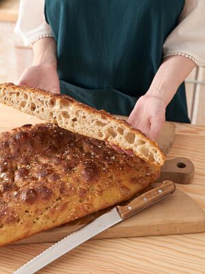 Im Anschnitt der Monster-Focaccia ist die grobporige, lockere Krume zu sehen, die von einer goldbraun ausgebackenen Kruste umgeben ist.