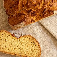 Die hellgelbe Krume des rustikalen Irish Soda Bread ist kleinporig und locker.