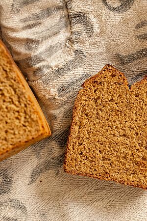 Die braune Krume des Irish Treacle Bread ist feinporig.