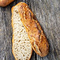 Die lockere, saftige Krume der Kartoffelseelen ist umgeben von der knusprigen, rustikalen Kruste.