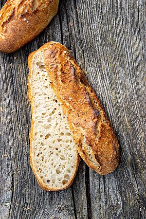 Die lockere, saftige Krume der Kartoffelseelen ist umgeben von der knusprigen, rustikalen Kruste.