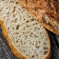 Eine aufgeschnittene Kartoffelseele zeigt ihre mittelporige, lockere Krume.