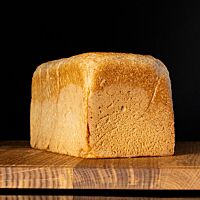 Die zarte Kruste des Toastbrotes hat an den seitlichen Oberflächen eine goldgelbe Farbe.
