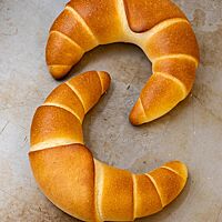 Die weiche Kruste der Kuchenhörnchen ist goldbraun ausgebacken.