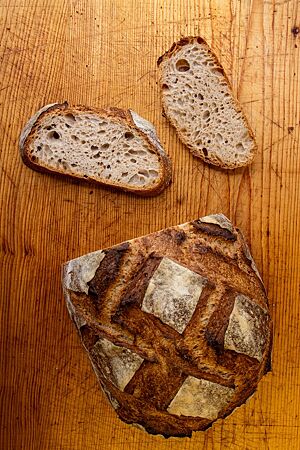 Das rautenförmig eingeschnittene Besenbrot hat eine besonders knusprige Kruste.